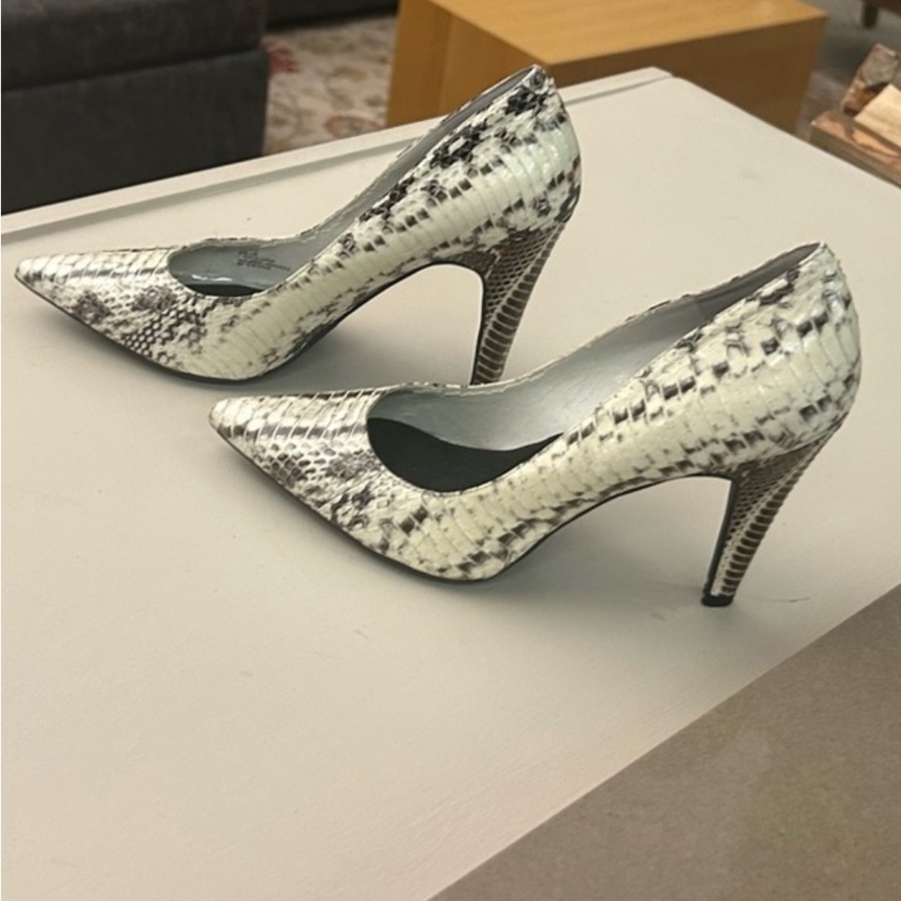 BCBG heels Gray Elegant High Heels with Pointed Toe/Snakeskin design-6B/36